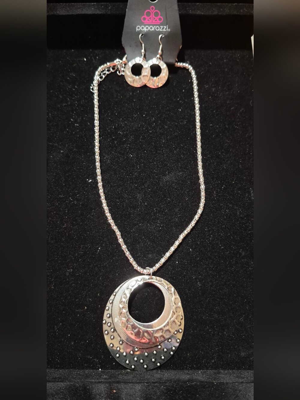 paparazzi Silver Textured Layered Circle Pendant Necklace with Matching Hoops